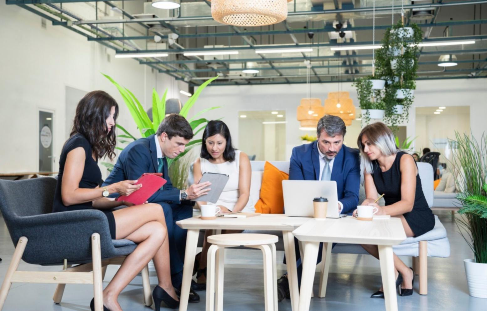 Professionnel analysant des données commerciales