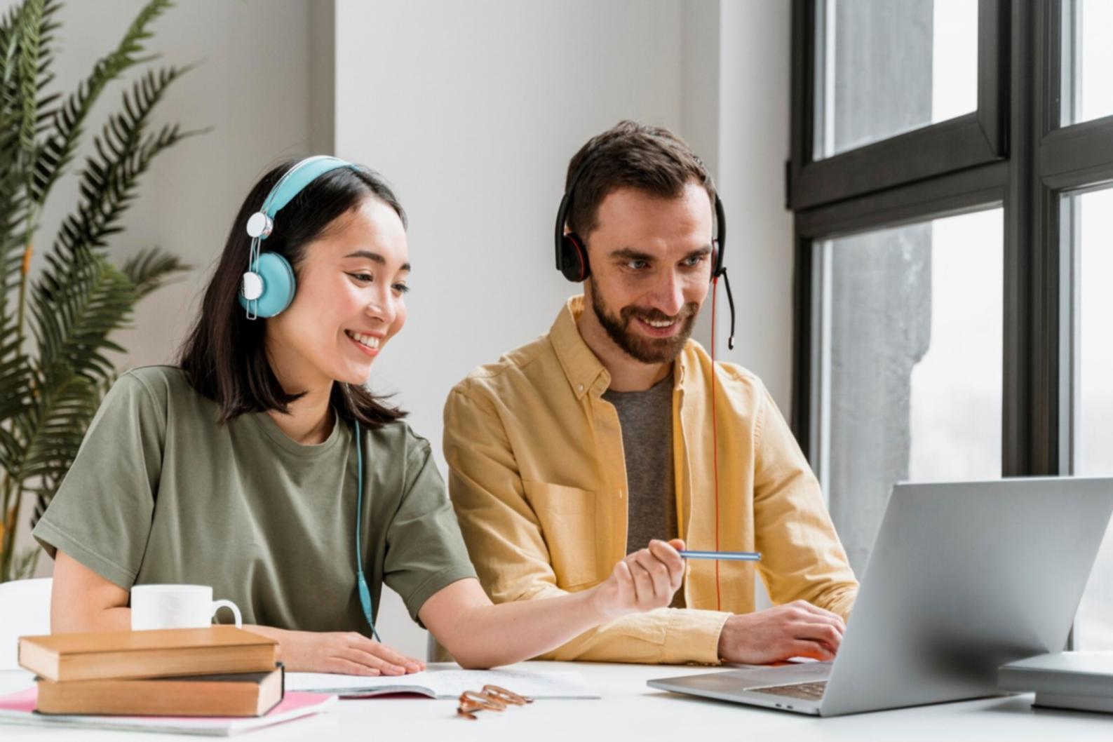 Professionnel consultant des documents commerciaux dans un environnement de travail moderne